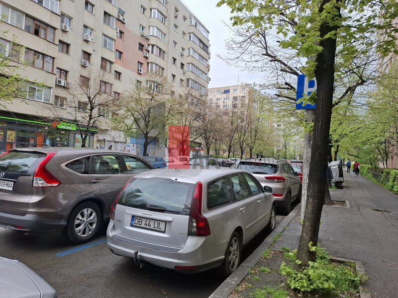 Obor, adiacent spatiu comercial stradal
