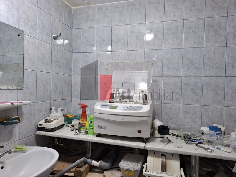 Obor, adiacent spatiu comercial stradal