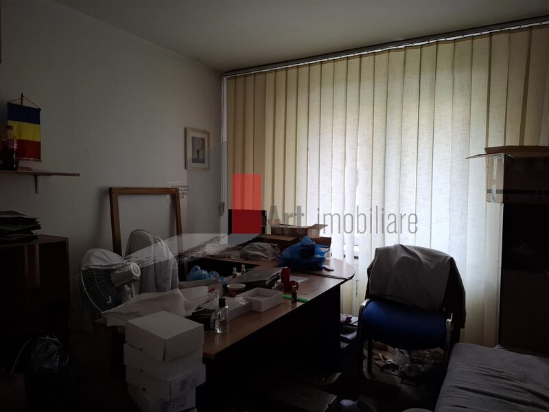 Obor, adiacent spatiu comercial stradal